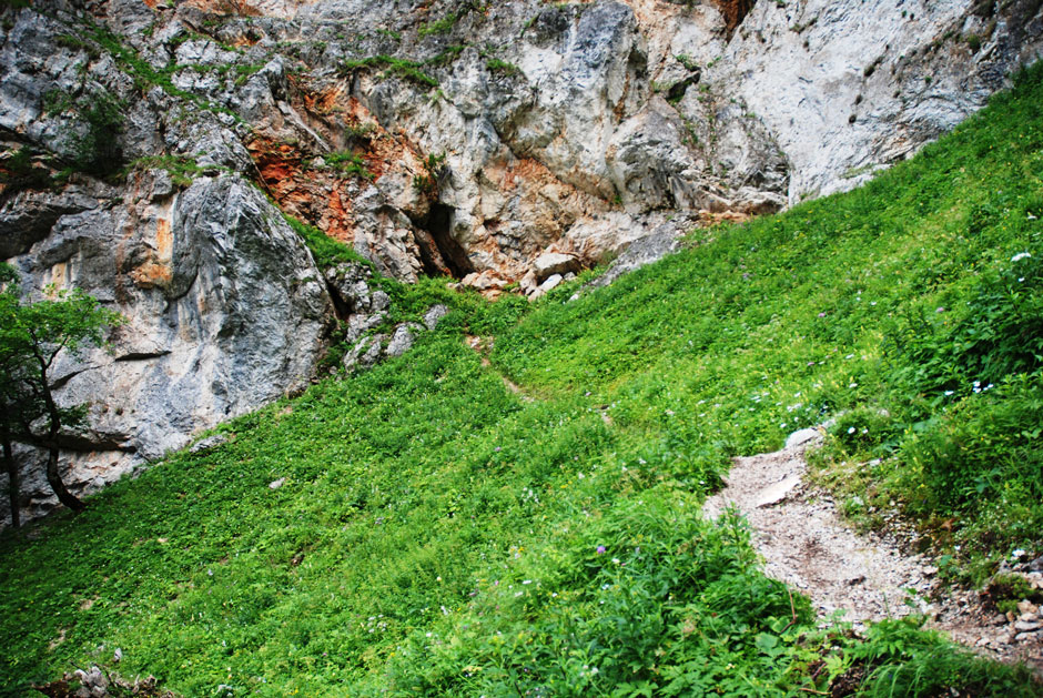 Gehgelände mit Höhle