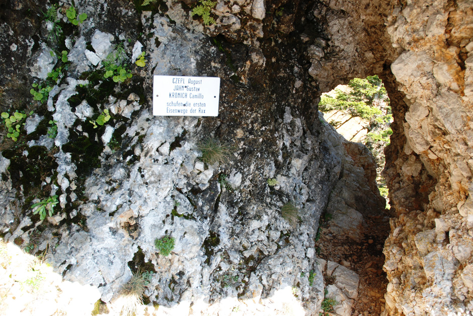 Kronich-Eisenweg, kleine Höhle mit Gedenktafel