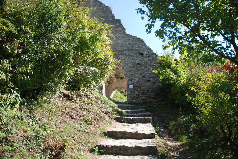 Burgruine Dürnstein, Treppe im äußeren Burghof