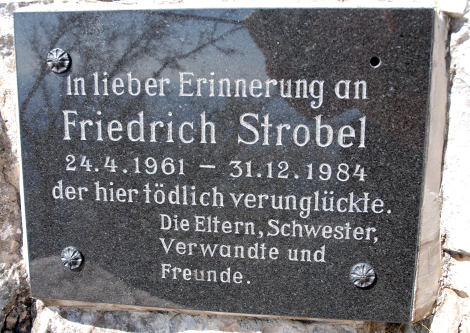 Gedenktafel Friedrich Strobel beim Gipfelkreuz