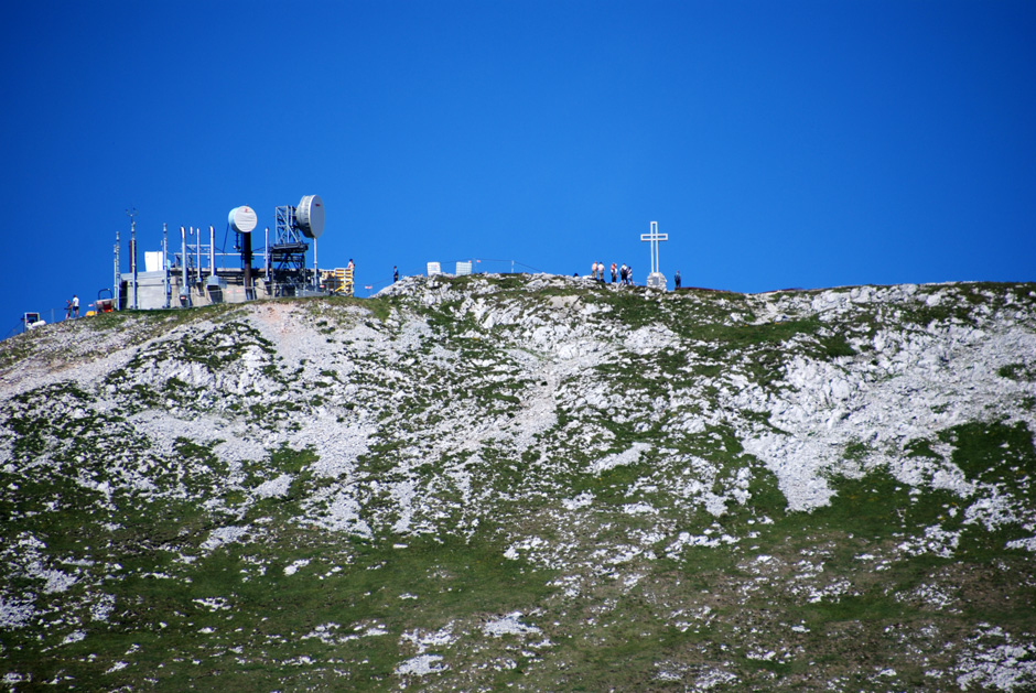 Baustelle und Gipfelkreuz auf dem Klosterwappen