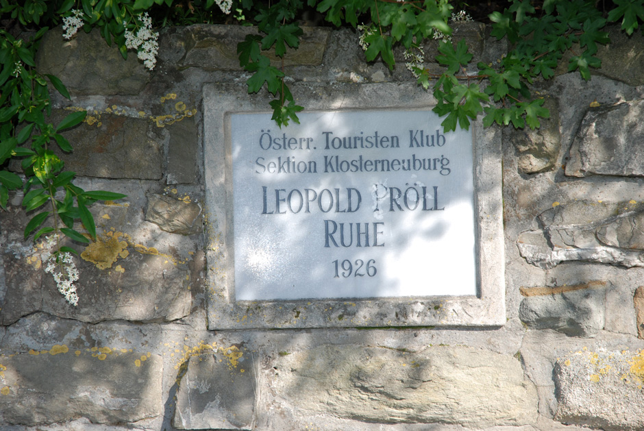 Nasenweg und Gedenktafel Leopold Pröll