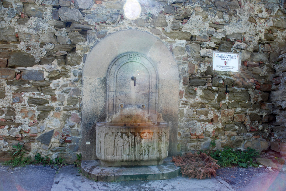 Denkmal und Brunnen am Leopoldsberg