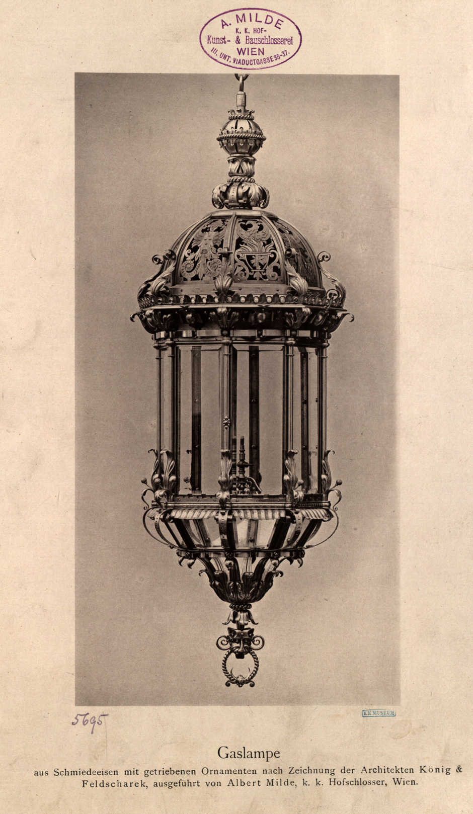 Schmiedeeiserne Gaslampe mit getriebenen Ornamenten