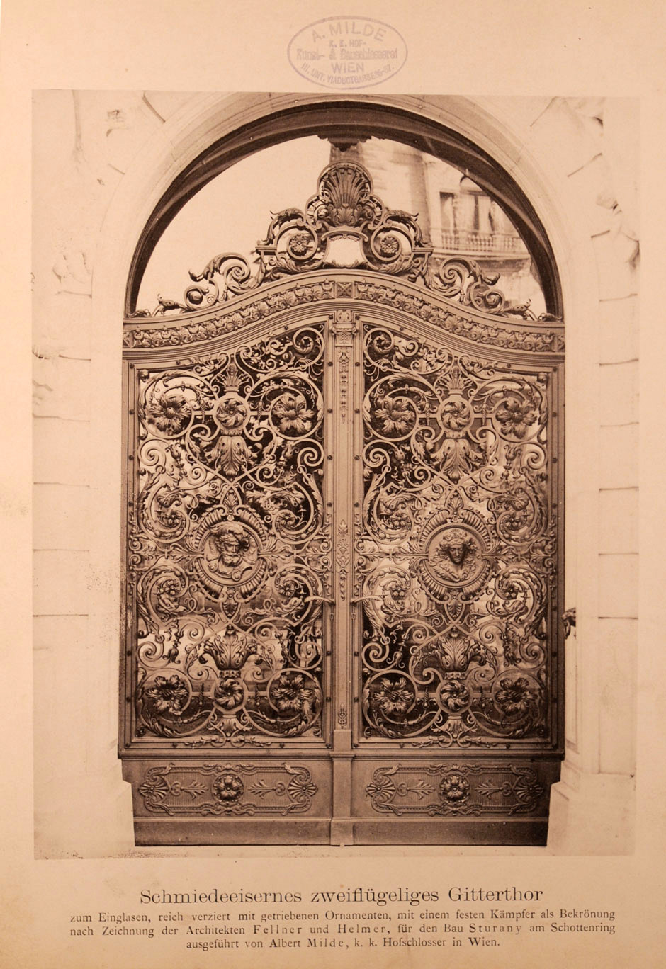 Schmiedeeisernes reichverziertes zweiflügeliges Gittertor zum Einglasen mit getriebenen Ornamenten und einem festen Kämpfer als Bekrönung