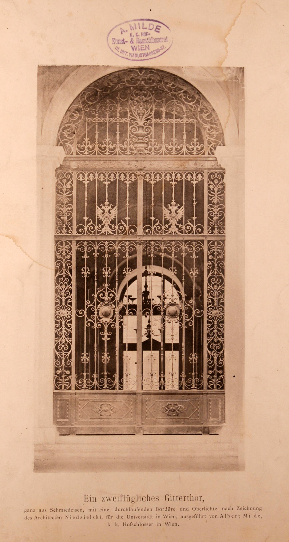 Schmiedeeisernes zweiflügeliges Gittertor mit einer durchlaufenden Bordüre und Oberlichte