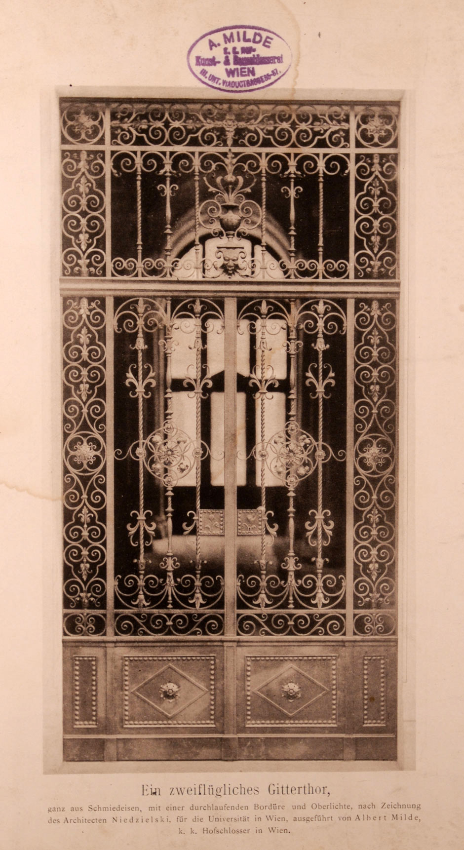 Schmiedeeisernes zweiflügeliges Gittertor mit einer durchlaufenden Bordüre und Oberlichte