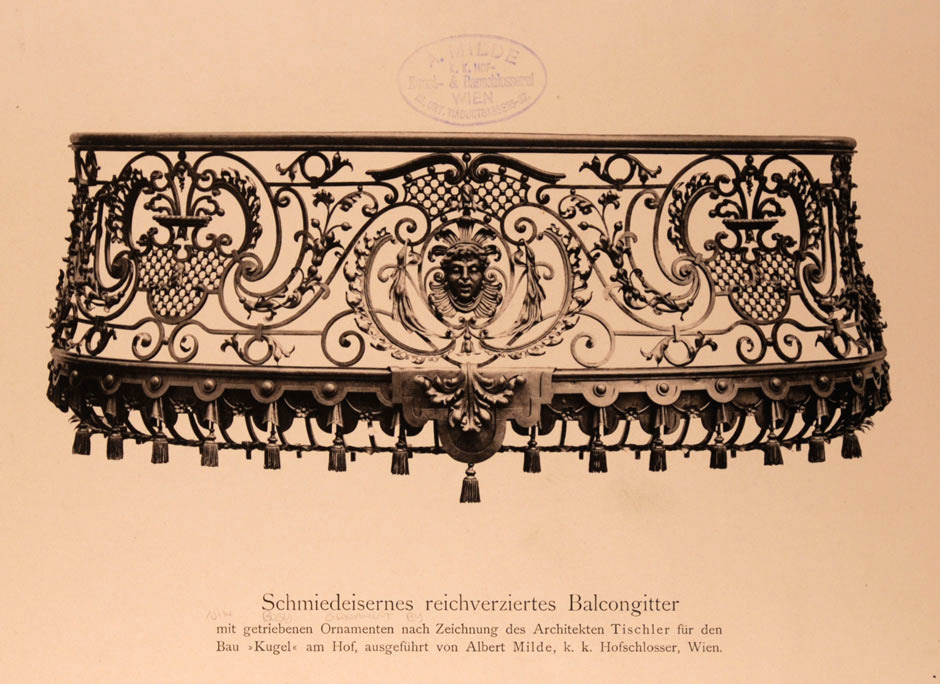 Schmiedeeisernes Balkongitter mit reichverzierten getriebenen Ornamenten