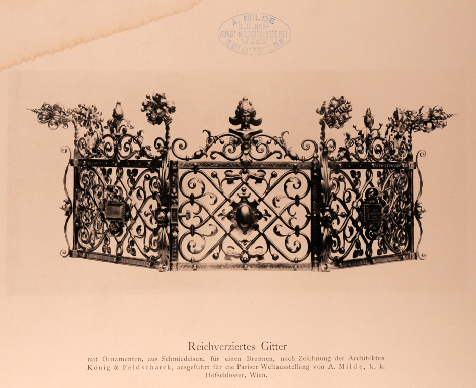 Schmiedeeisernes reichverziertes Gitter mit Ornamenten für einen Brunnen