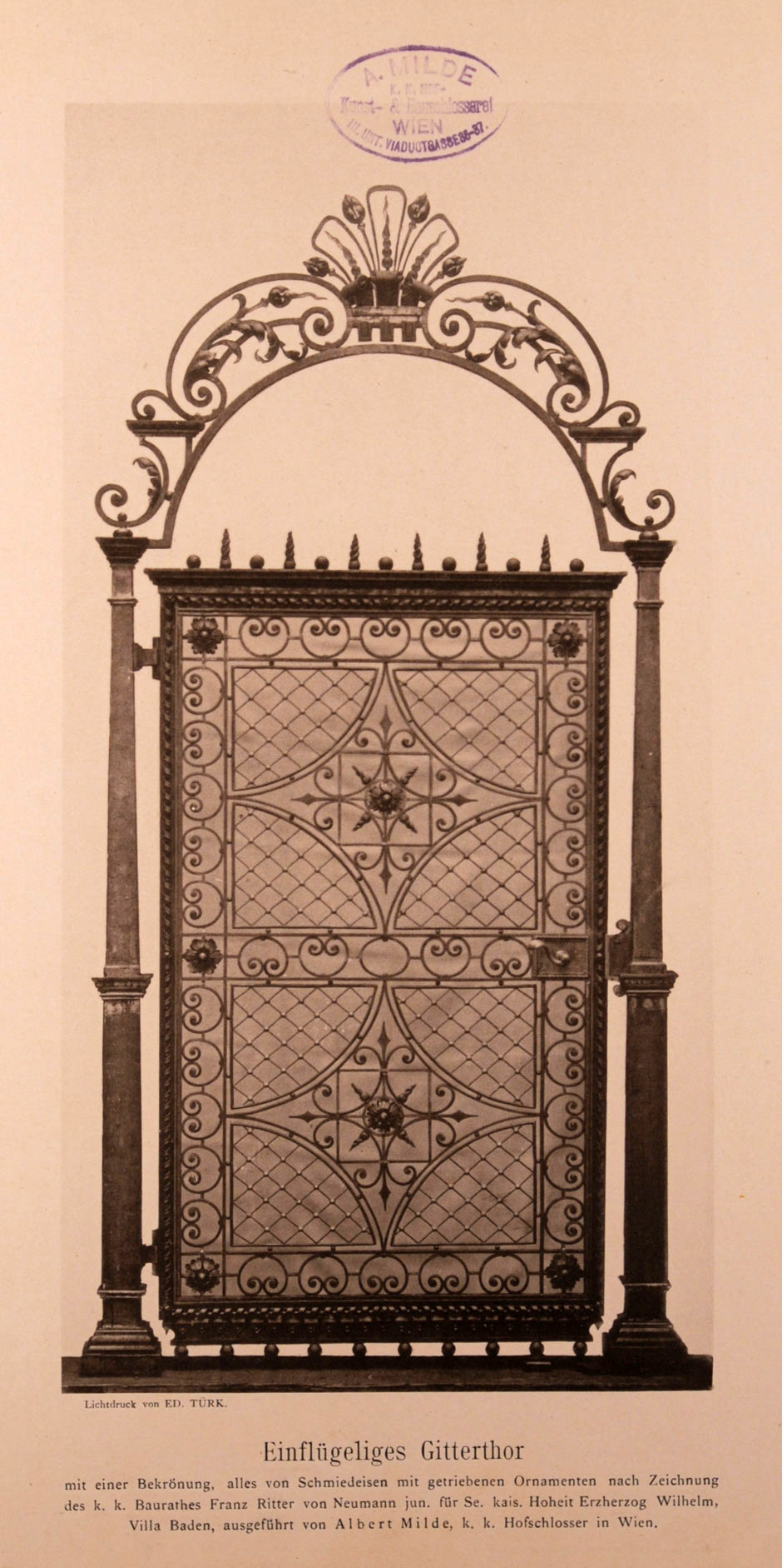 Schmiedeeisernes einflügeliges Gittertor mit einer Bekrönung und getriebenen Ornamenten