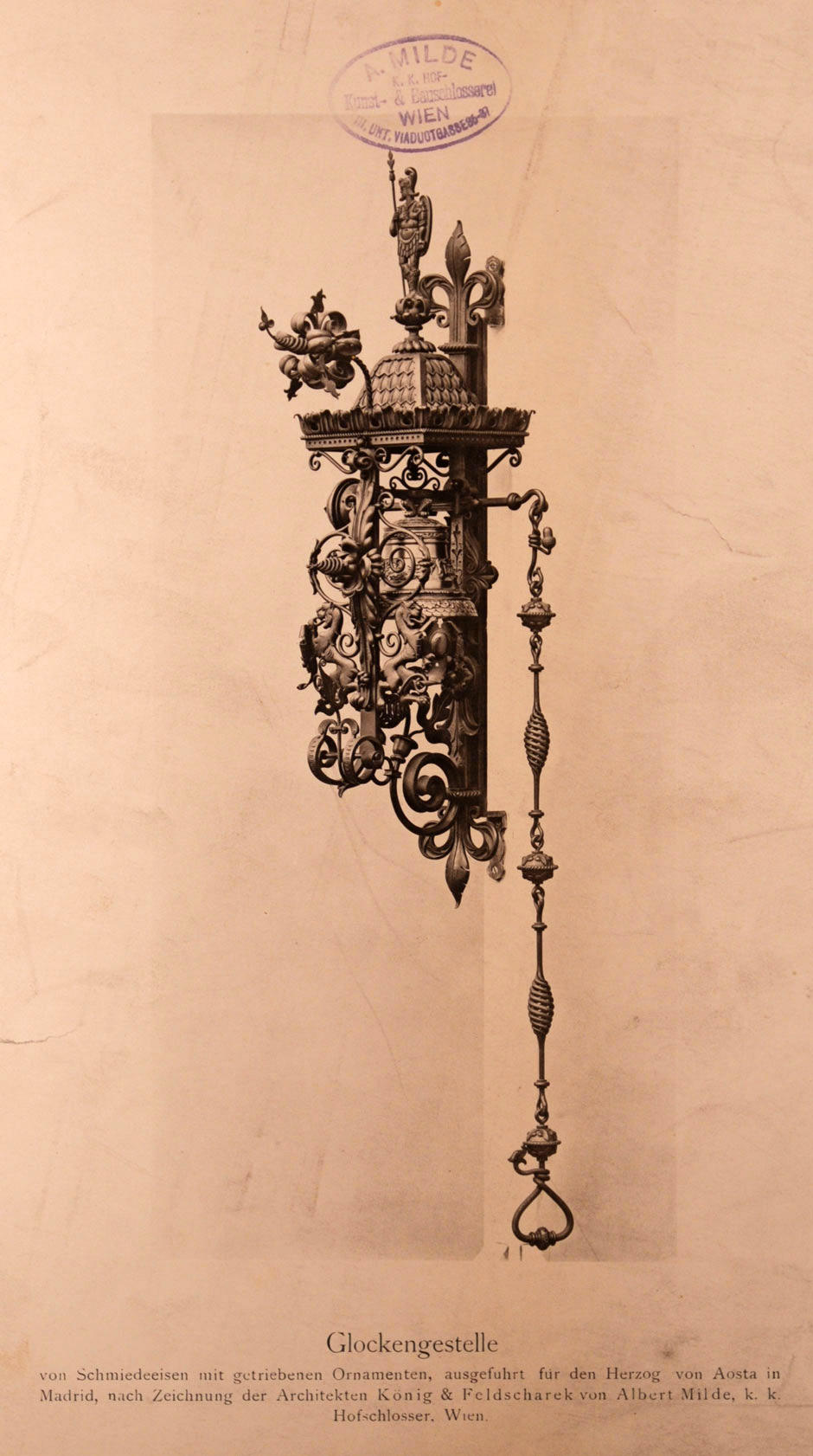 Schmiedeeisernes Glockengestell mit getriebenen Ornamenten