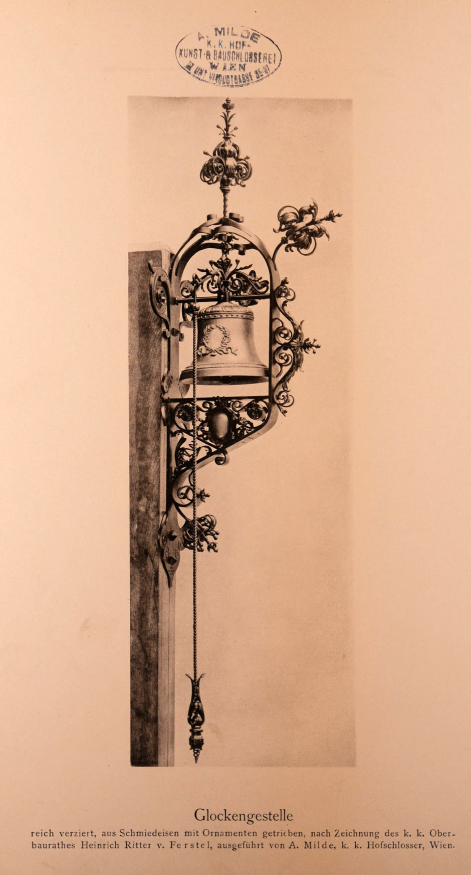 Schmiedeeisernes Glockengestell mit reichverzierten getriebenen Ornamenten