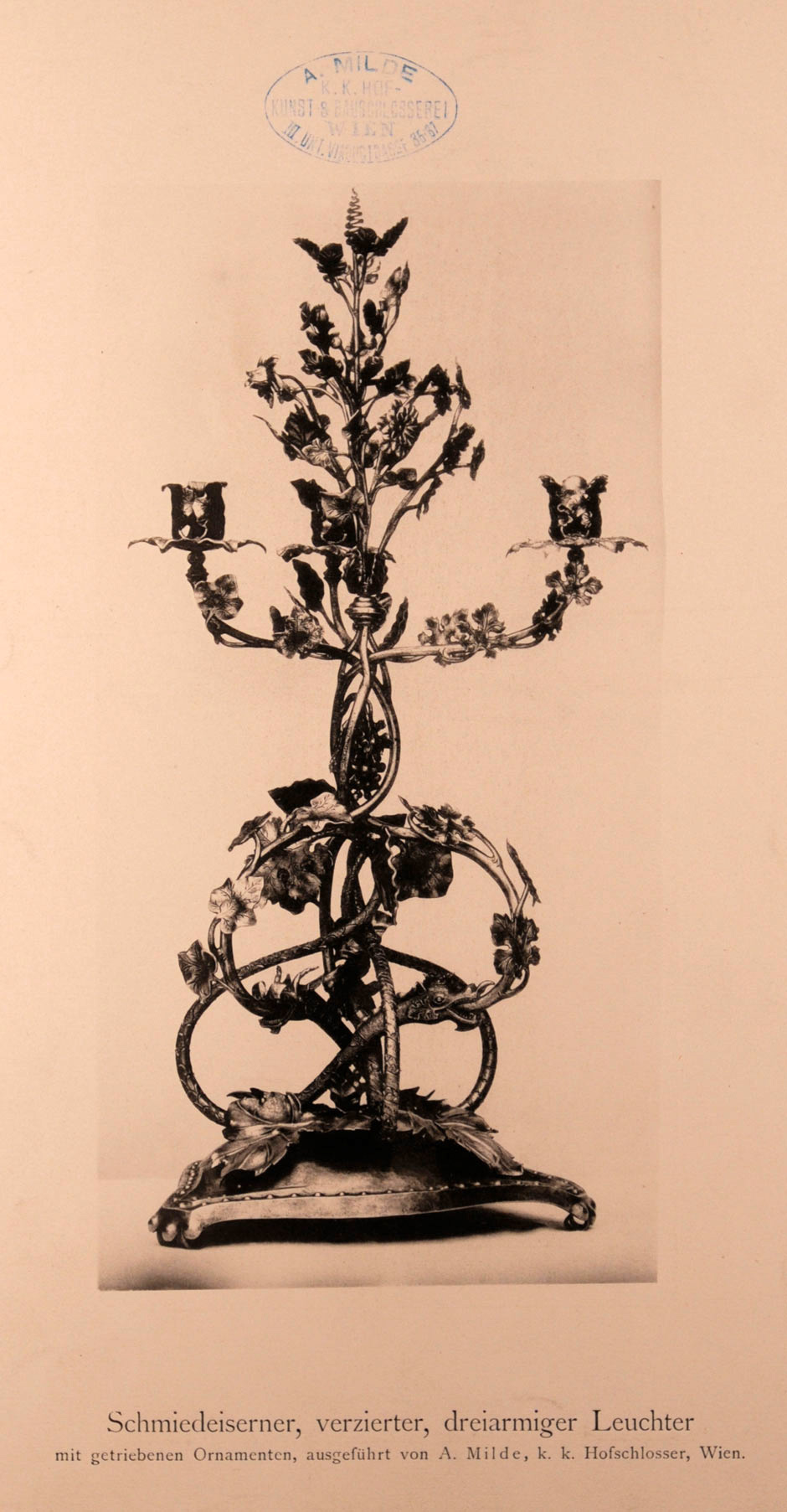 Schmiedeeiserner verzierter dreiarmiger Leuchter mit getriebenen Ornamenten