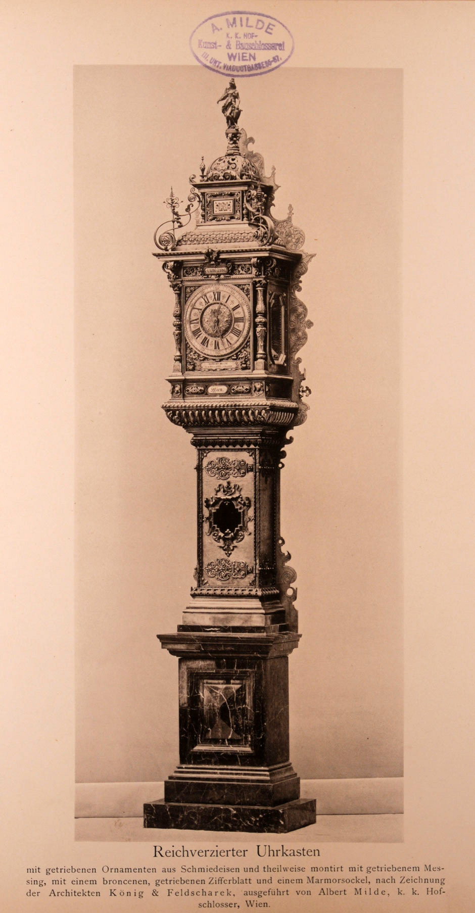 Reichverzierter Uhrkasten mit schmiedeeiserne getriebenen Ornamenten und teilweise montiert mit getriebenen Messing, mit einem bronzenen getriebenen Ziffernblatt und einem Marmorsockel