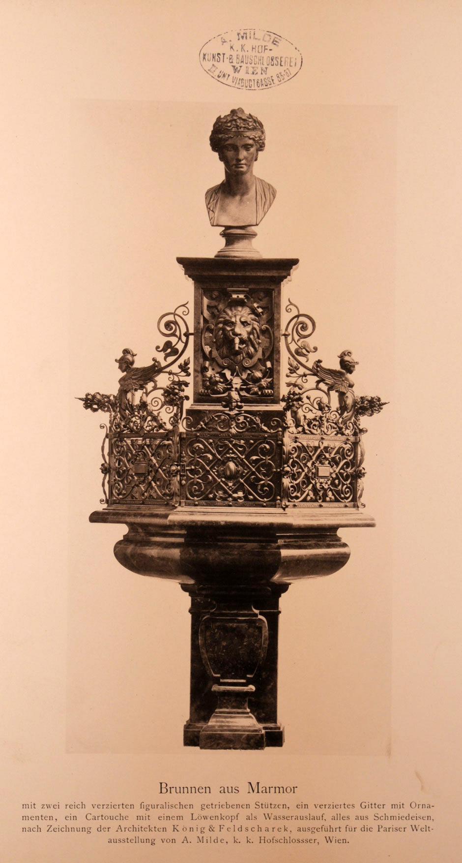 Brunnen aus Marmor mit zwei reichverzierten figuralischen getriebenen Stützen, ein verziertes Gitter mit Ornamenten, eine Kartusche mit einem Löwenkopf als Wasserauslauf, alles aus Schmiedeisen