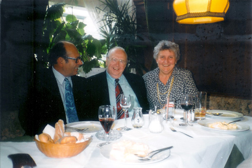 Im Restaurant Adam: Erhard Retzbach, Johann E. Holzinger, Ludovika Holzinger