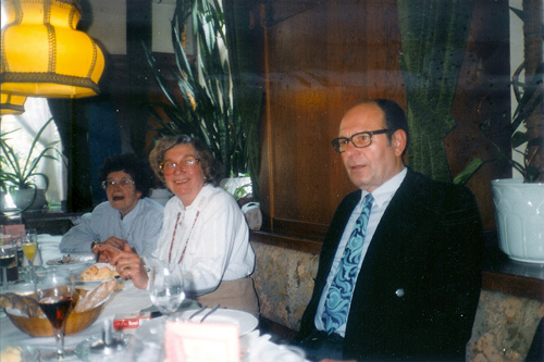 Im Restaurant Adam: Grete Tettenborn, Paula Retzbach, Erhard Retzbach