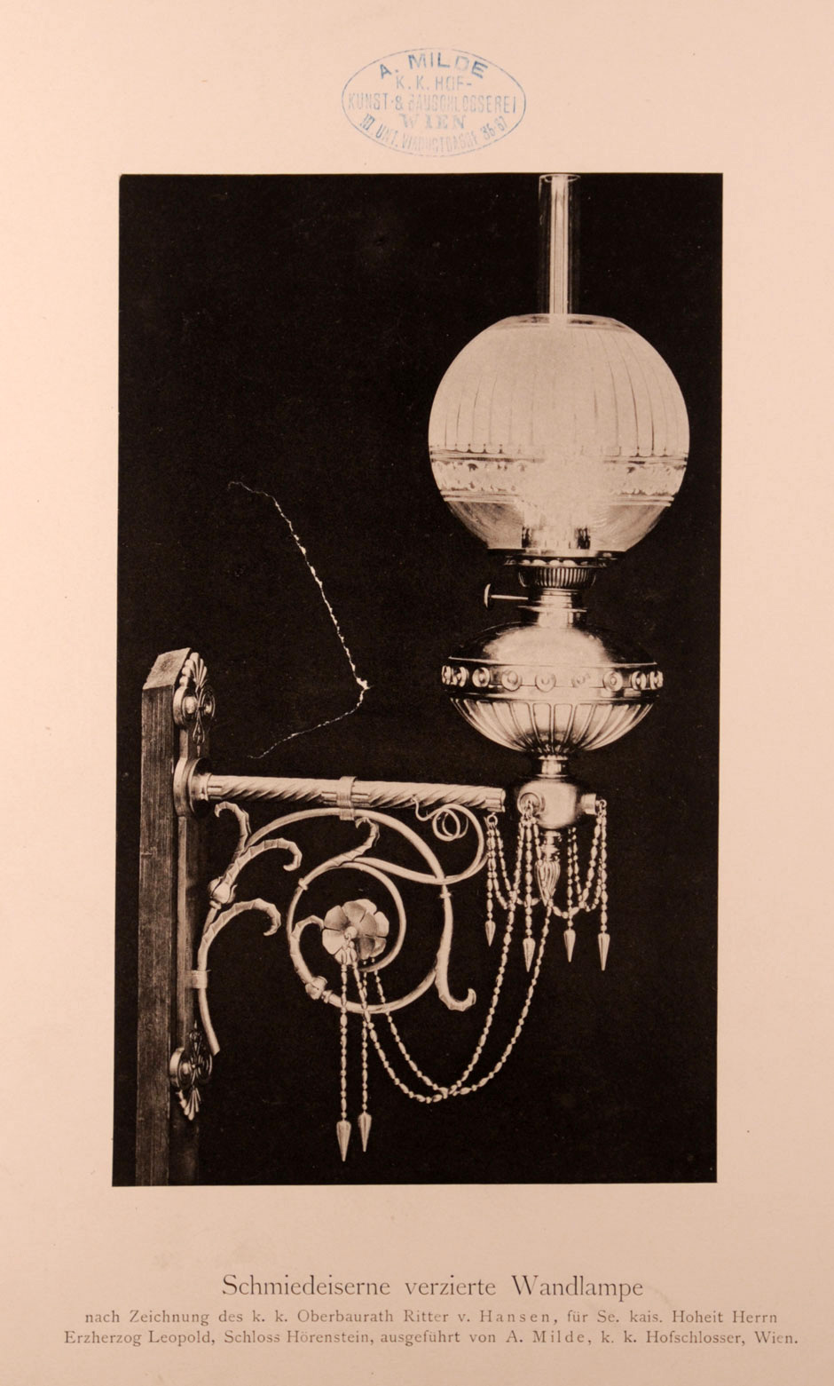 Archivbild 12: Schloß Hernstein, Schmiedeeiserne verzierte Wandlampe