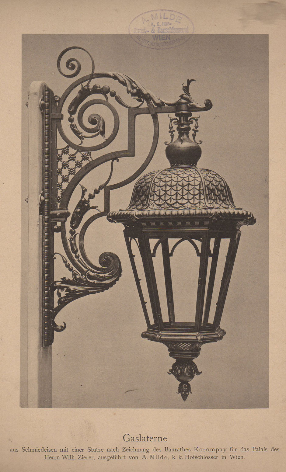 Archivbild: Palais Kranz / Palais Zierer, Schmiedeeiserne Gaslaterne mit einer Stütze