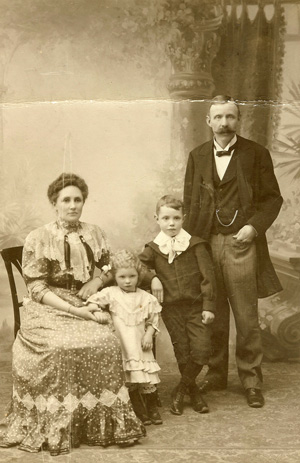 Daughter-in-law Viktoria Loacker, grandchild Elsa und Ingo Milde, son Albert Milde