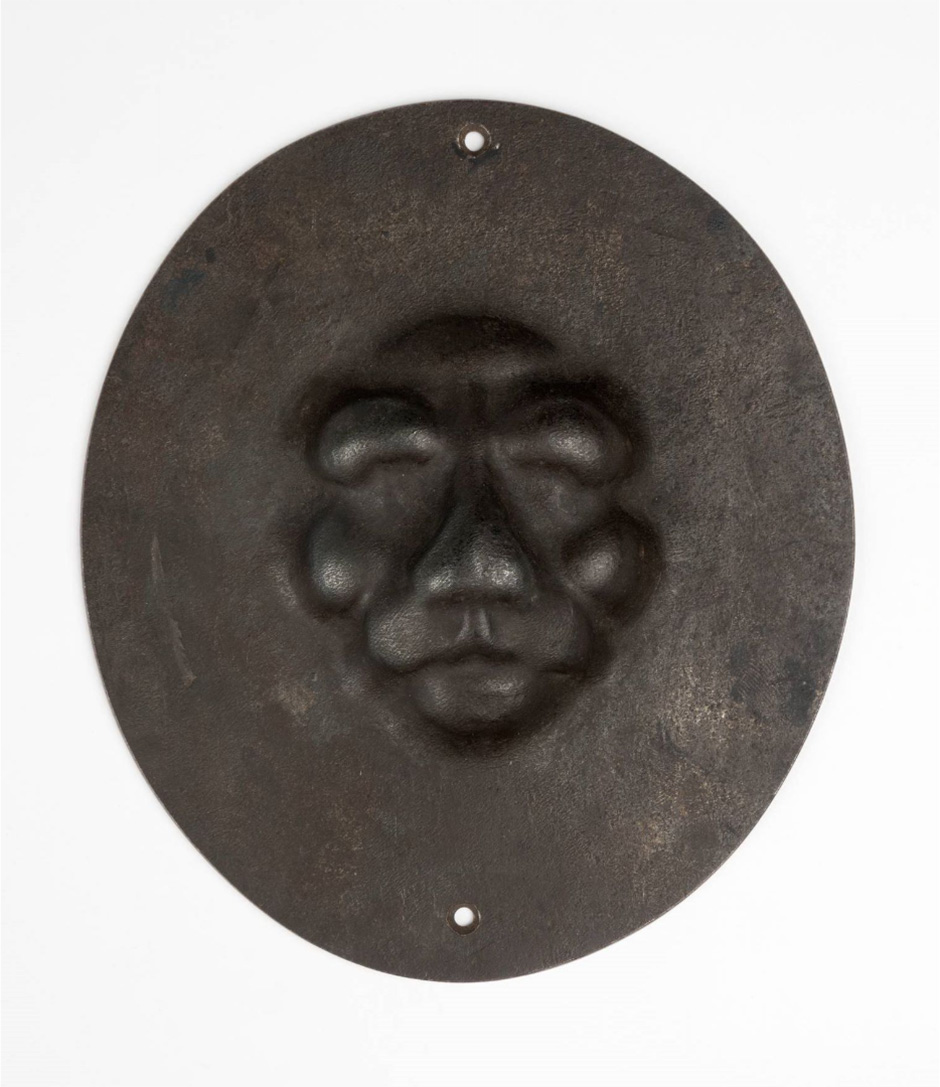 MAK Archivbild 28: Türbeschlag, Eisen geschwärzt, HxB 25,5x15,5 cm, 1867 bis 1877