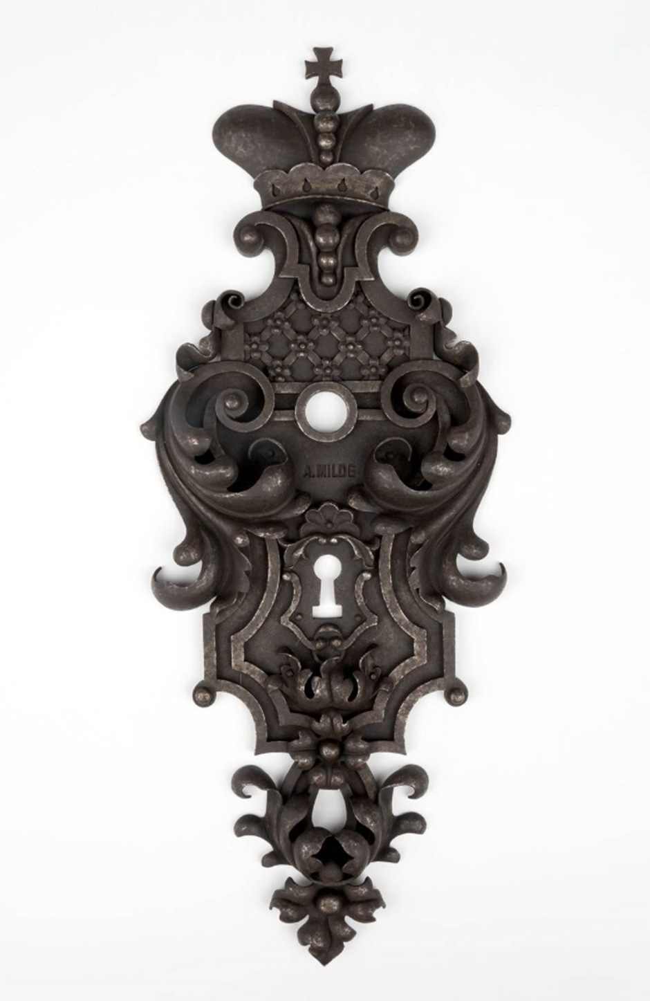 MAK Archivbild 61: Beschlag, Schlüsselschild, Eisen geschwärzt, HxB 29,2x11,7 cm, 1867 bis 1900