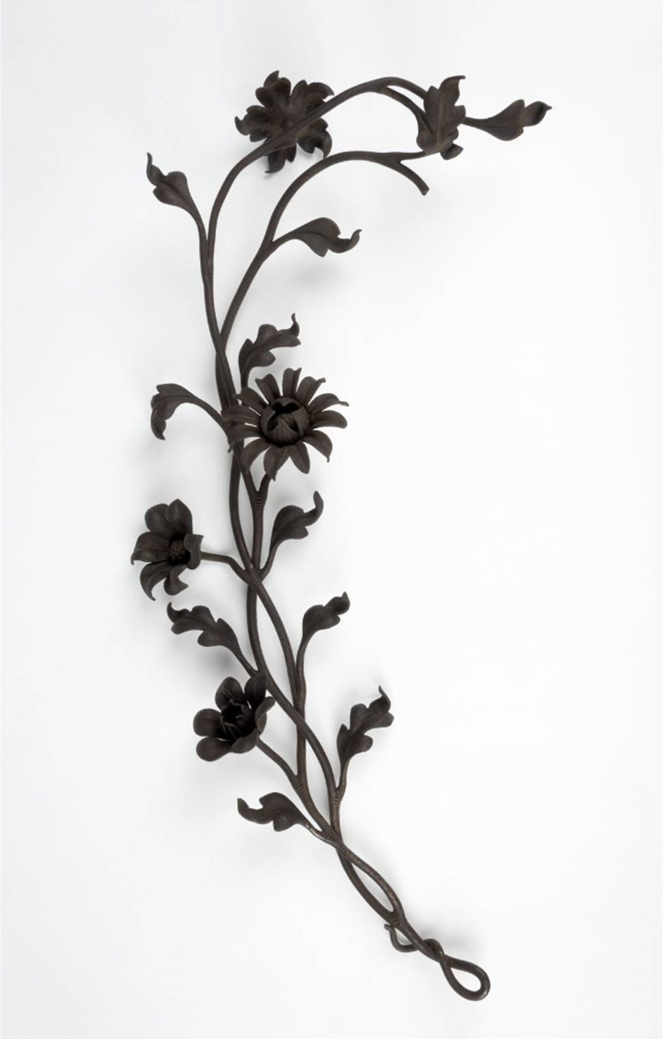 MAK Archivbild 92: Zierstück Blütenzweig, Eisen geschwärzt, HxB 37,5x20 cm, 1867 bis 1900