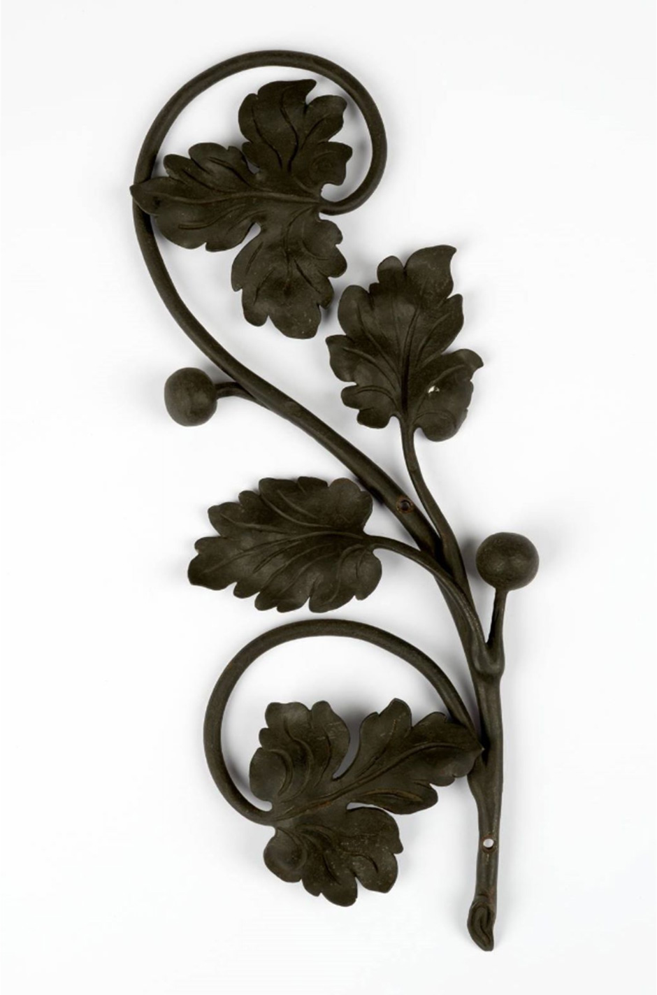 MAK Archivbild 98: Zierstück Zweig mit Blättern und Früchten, Eisen geschwärzt, HxB 28x11 cm, 1867 bis 1900