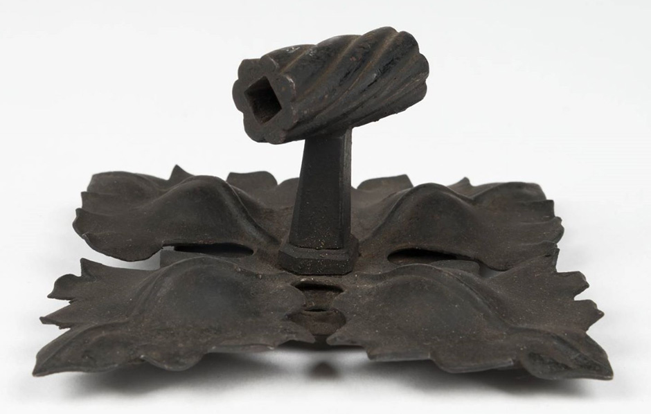 MAK Archivbild 107: Beschlag, Eisen geschwärzt, HxB 5x9,3 cm, 1867 bis 1900