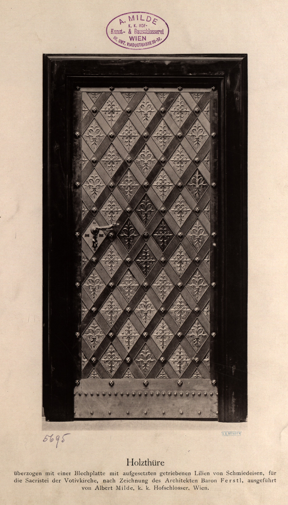 Holztür überzogen mit einer Blechplatte mit aufgesetzten getriebenen Lilien von Schmiedeeisen