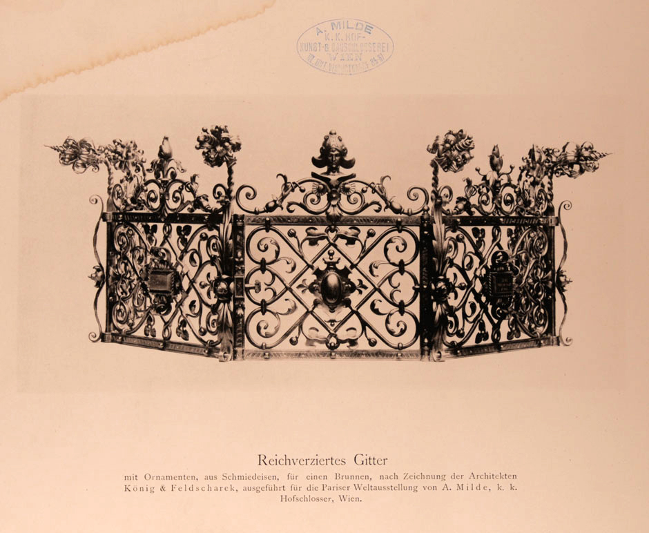 Schmiedeeisernes reichverziertes Gitter mit Ornamenten für einen Brunnen