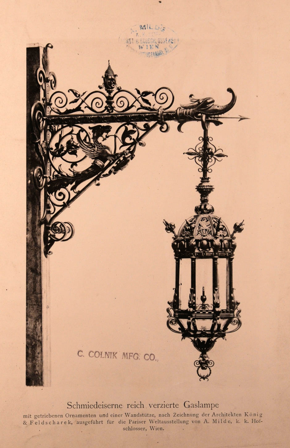 Schmiedeeiserne reichverzierte Gaslampe mit getriebenen Ornamenten und einer Wandstütze