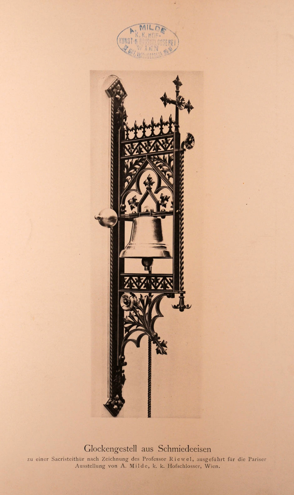 Schmiedeeisernes Glockengestell zu einer Sakristeitür