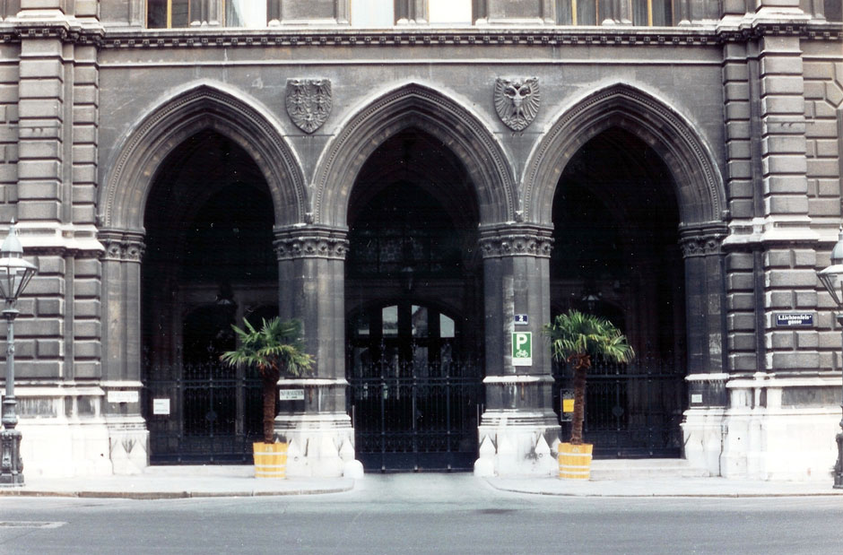 Bild 2: Rathaus, Gesamtansicht der Gittertore am Seiteneingang