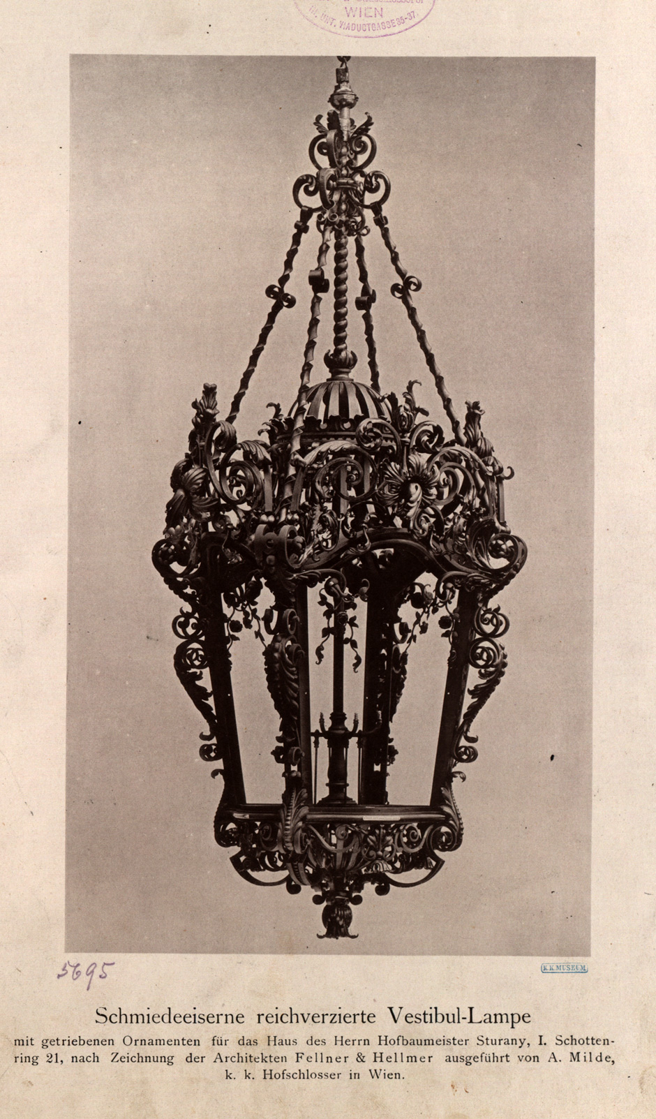 Archivbild: Palais Sturany, Schmiedeeiserne reichverzierte Vestibül-Lampe mit getriebenen Ornamenten