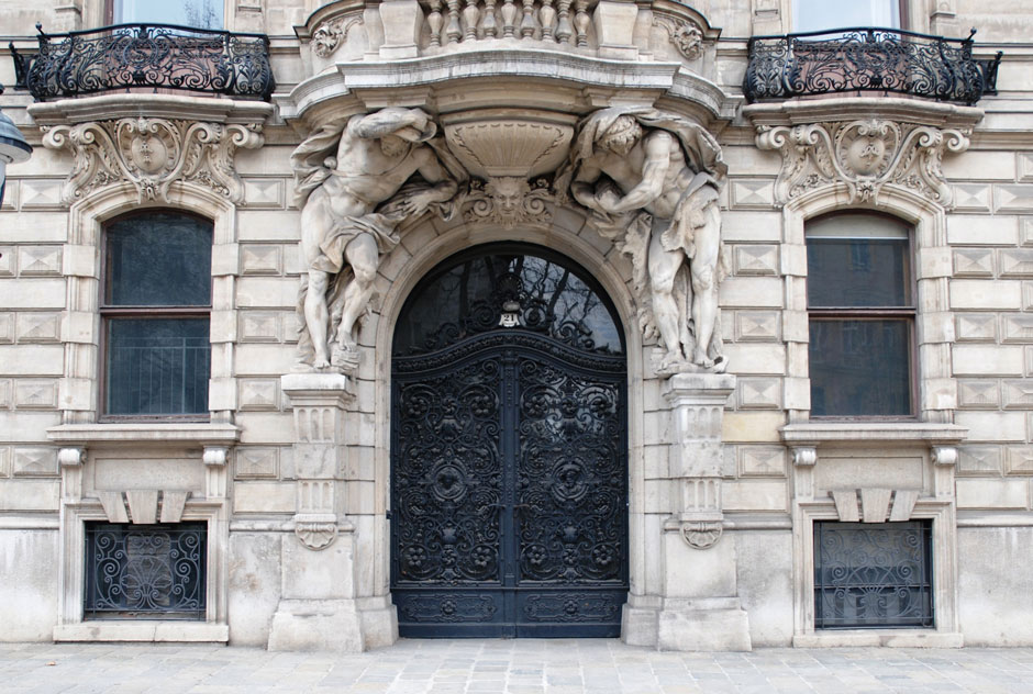 Palais Sturany, schmiedeeisernes reichverziertes zweiflügeliges Gittertor
