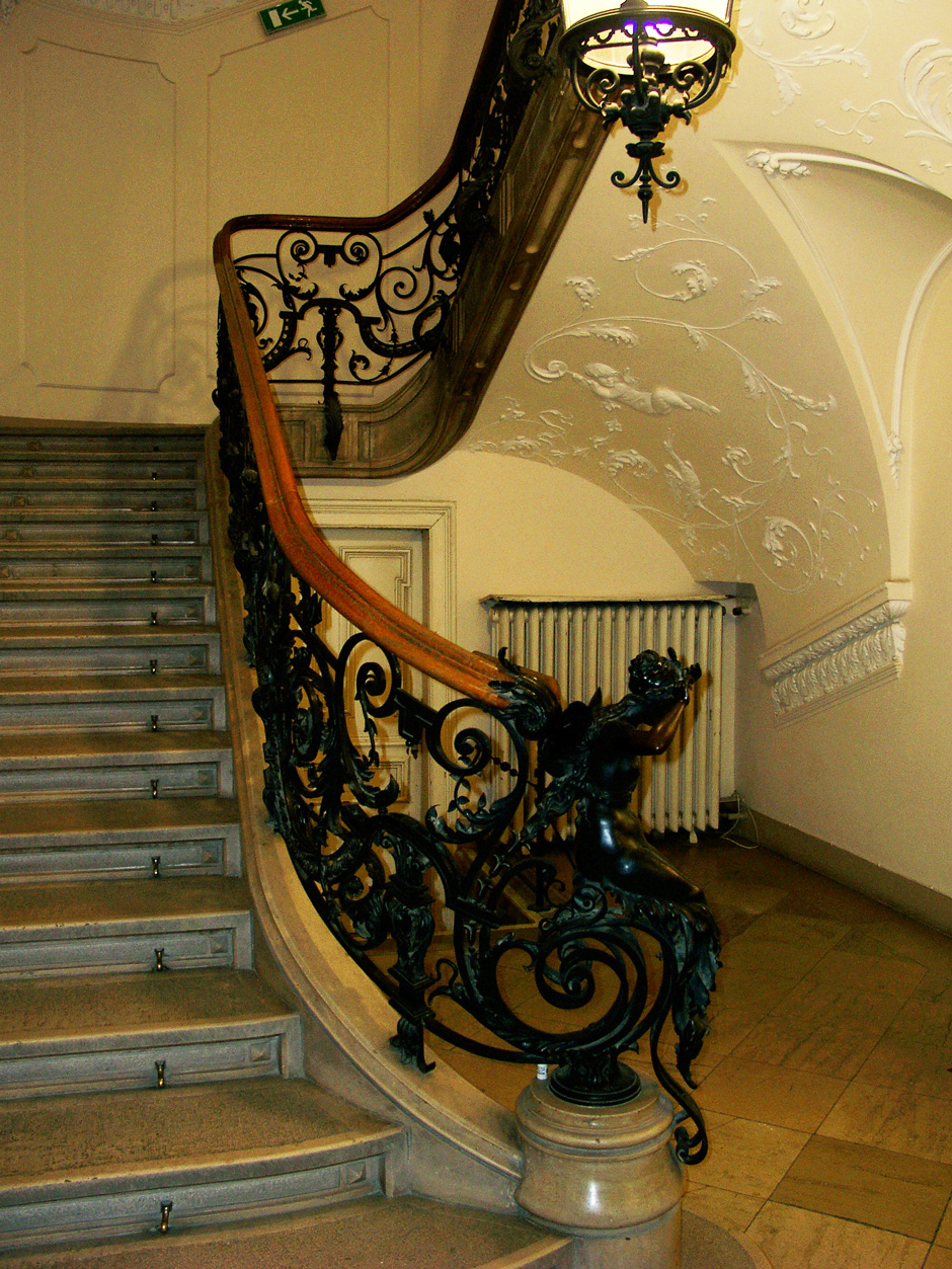 Bild: Palais Sturany, Erdgeschoss, Hauptstiegenansatz und Stiegengeländer