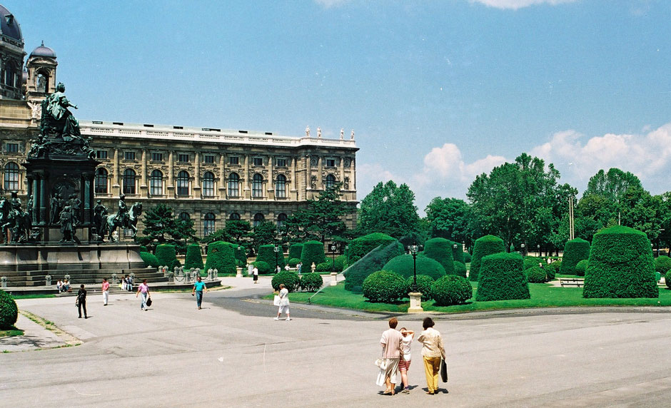 Maria-Theresien-Platz, Teilansicht mit Maria Theresien-Denkmal und Naturhistorisches Museum