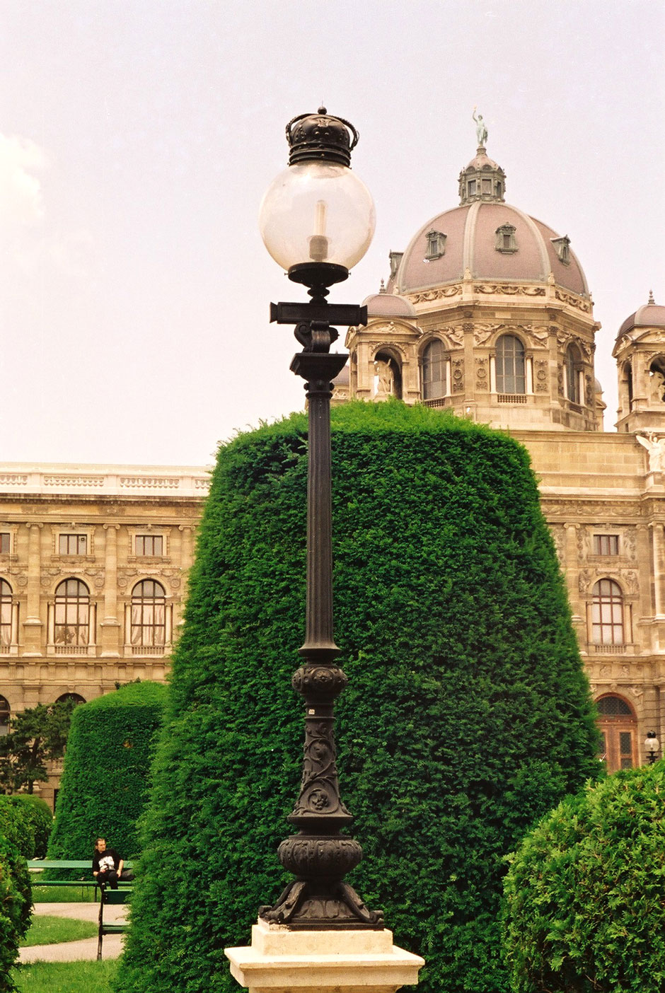 Maria-Theresien-Platz, Gusseisenkandelaber auf einem Steinpostament mit einer schmiedeeiserner Krone