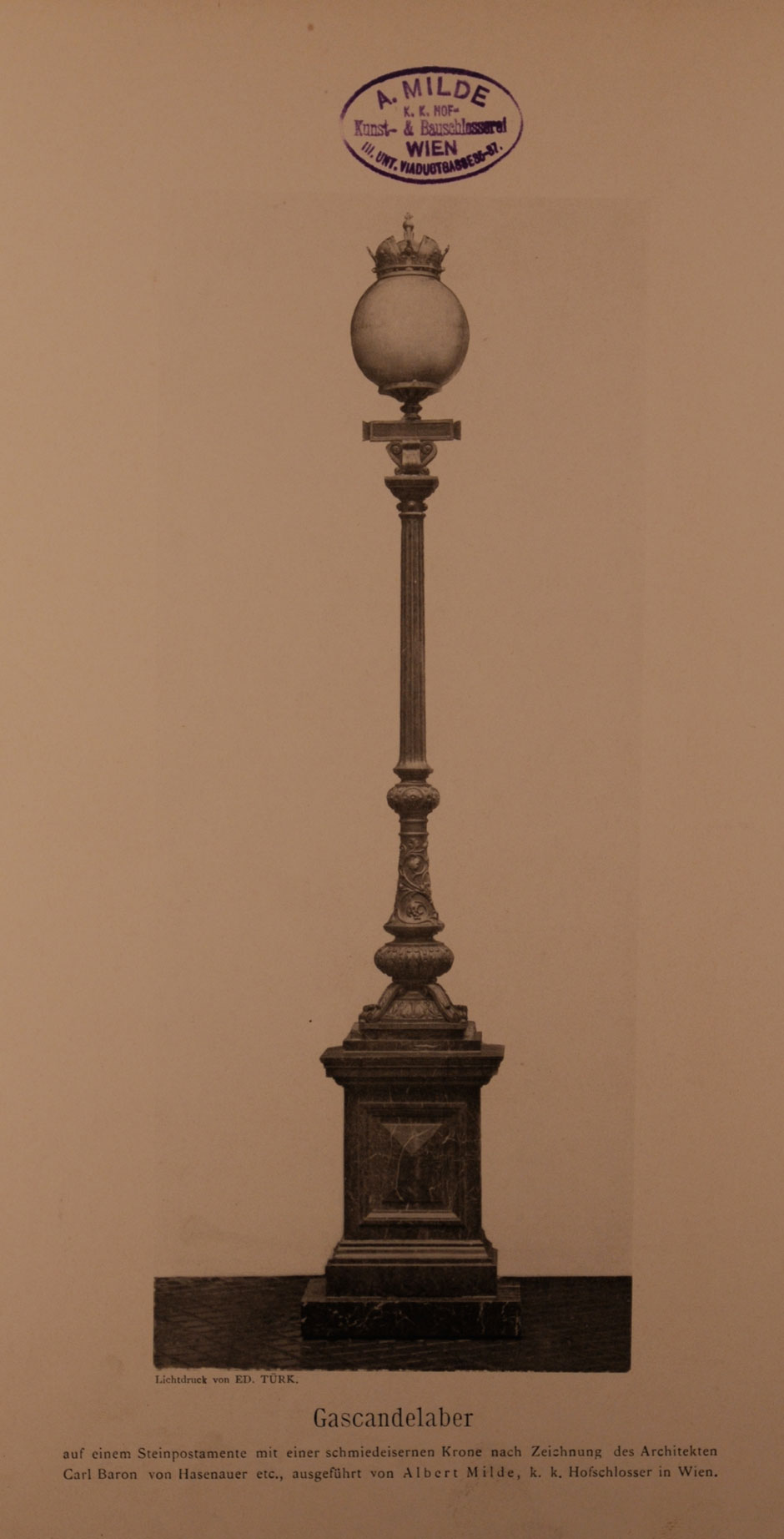 Archivbild: Maria-Theresien-Platz, Gusseisenkandelaber auf einem Steinpostament mit einer schmiedeeiserner Krone