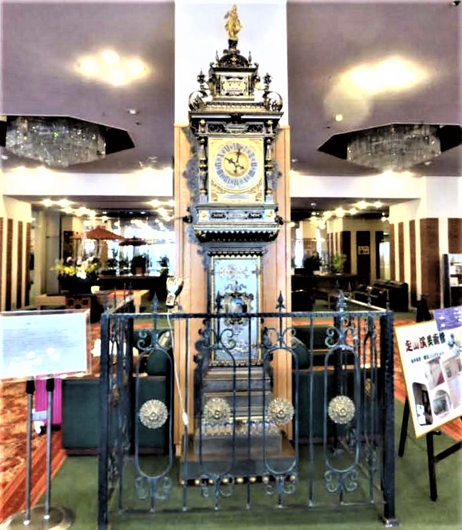 Reichverzierter Uhrkasten, 2021 Hotellobby