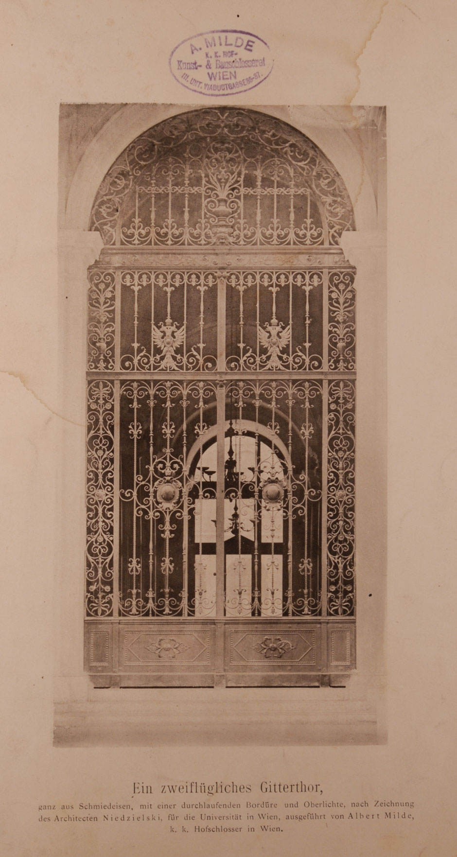 Archivbild: Wiener Universität, Schmiedeeisernes zweiflügeliges Haupt-Gittertor mit einer durchlaufenden Bordüre und Oberlichte