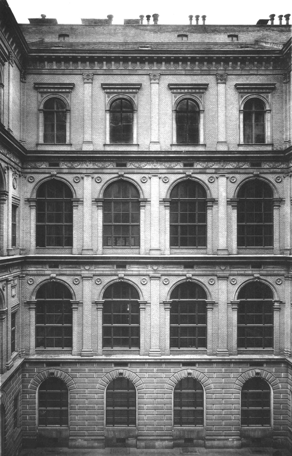 Archivbild: Wiener Universität, Einer der kleinen Höfe in Backsteinarchitektur